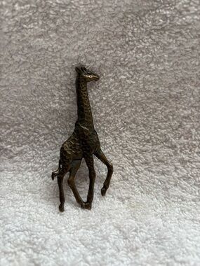 Vintage giraffe pin / brooch